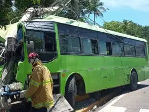 Chofer de autobús de la OMSA resulta herido en accidente de tránsito avenida España