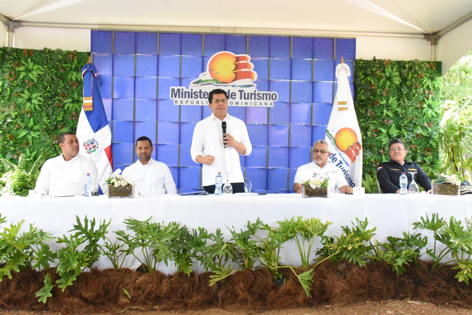 Ministro de Turismo deja iniciados trabajos en vías de Las Terrenas, Samaná