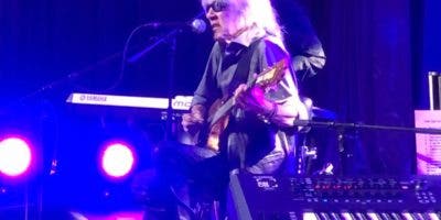 José Feliciano hace empatía con el público cantando y haciendo chistes