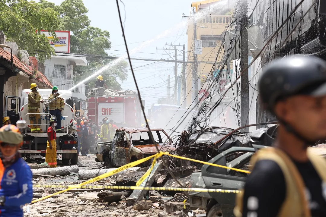 Bomberos trabajan de forma ininterrumpida tras explosión en San Cristóbal