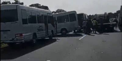 Patana impacta autobús con médicos regresaban de congreso, varios heridos