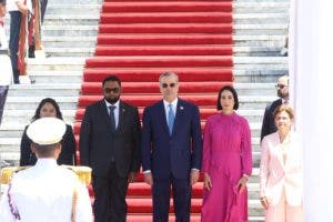 Presidente Abinader recibe a su homólogo de Guyana en el Palacio Nacional