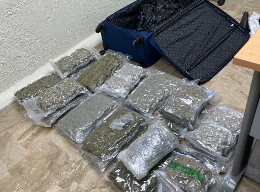 Mujer deja abandona una maleta con 27 paquetes de marihuana en Aeropuerto  de Punta Cana