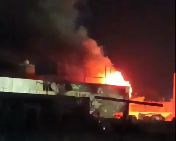 Se intensifica fuego en  una de las edificaciones afectadas por explosión en San Cristóbal