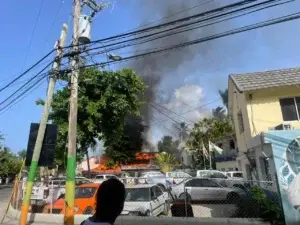 Incendio afecta una plaza en Las Terrenas, Samaná