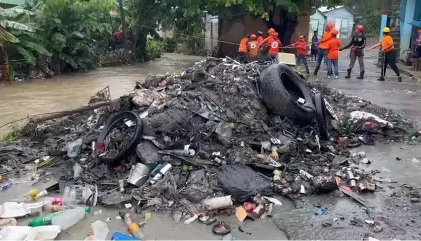 Alcaldía de Santo Domingo Oeste realiza trabajos preventivos en cañadas para evitar inundaciones