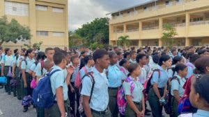 Masiva asistencia de estudiantes en politécnico San Miguel Arcángel a inicio del año escolar