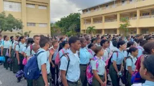 Masiva asistencia de estudiantes en politécnico San Miguel Arcángel a inicio del año escolar