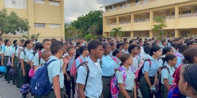 Masiva asistencia de estudiantes en politécnico San Miguel Arcángel a inicio del año escolar