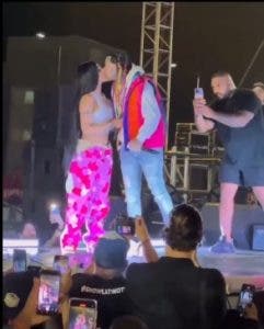 Yailin «la más viral» Y Tekashi 6ix9ine oficializan su relación al público en concierto en Cuba