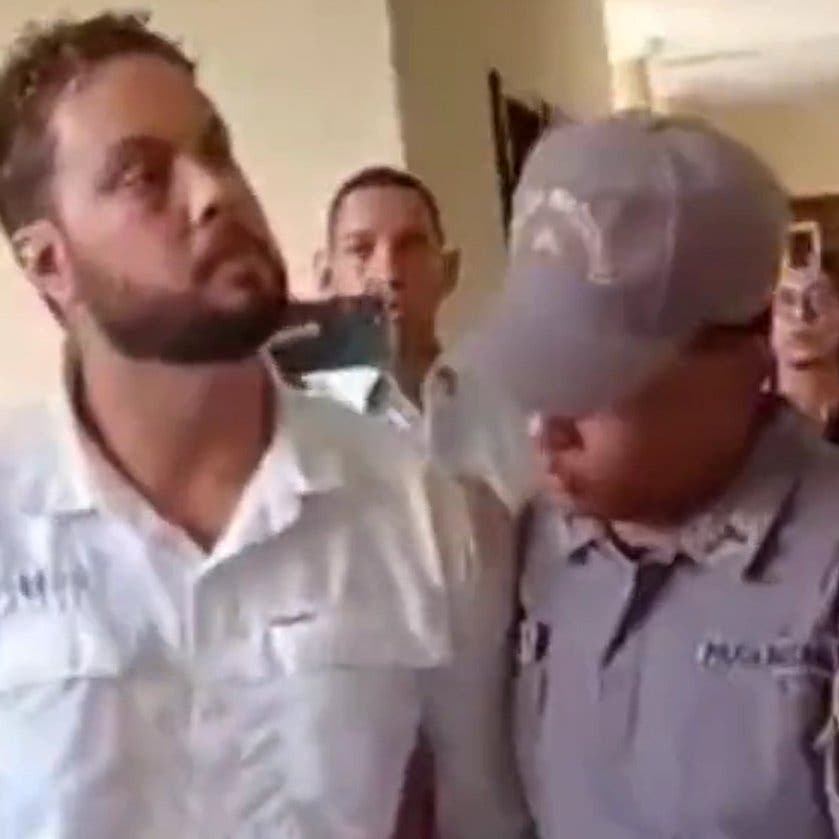 Con golpes en el rostro llega cubano que agredió a agente DIGESETT a Palacio de Justicia