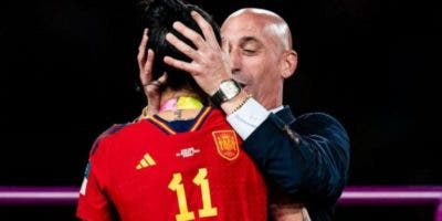 Luis Rubiales: la FIFA suspende al jefe de la Federación Española de Fútbol por el beso a Jenni Hermoso