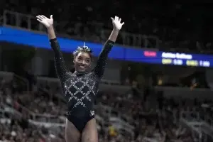 Simone Biles gana un octavo título récord de gimnasia en EE.UU