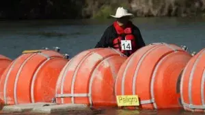 Encuentran una persona muerta atrapada en las boyas que Texas instaló en el río Bravo para frenar a los migrantes