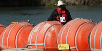 Encuentran una persona muerta atrapada en las boyas que Texas instaló en el río Bravo para frenar a los migrantes