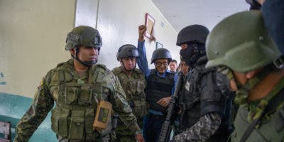 Chalecos antibalas, cascos y fuerte resguardo en comicios de Ecuador bajo ola de violencia