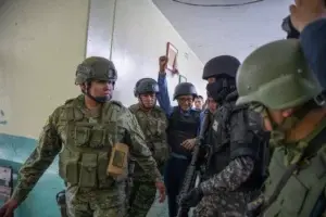 Chalecos antibalas, cascos y fuerte resguardo en comicios de Ecuador bajo ola de violencia