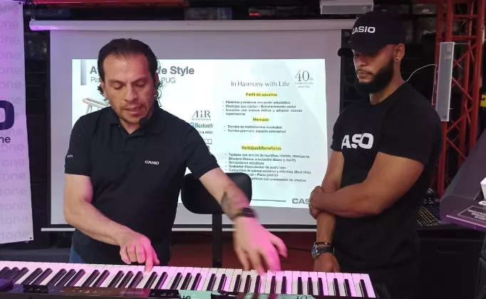 Fernando Tapias, especialista de producto, muestra las bondades del piano.