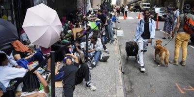 Flujo migratorio a Nueva York es “problema serio” para mayoría de votantes, según encuesta