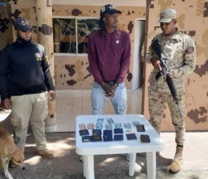 Migración detiene a dominicano con nueve pasaportes haitianos en Elías Piña