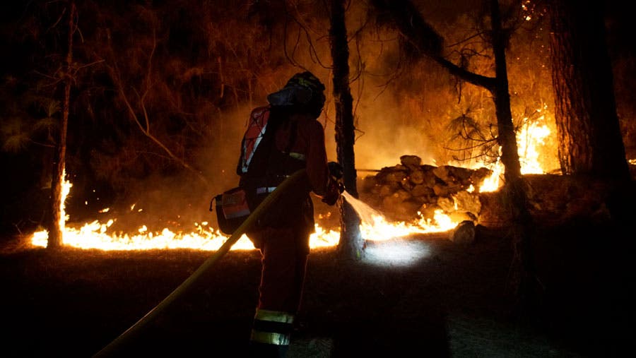 El incendio forestal en la isla de Tenerife no da tregua y provoca más evacuaciones