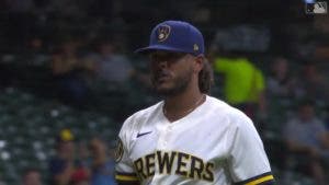 Peralta ponchó a 13 y los Cerveceros apabullaron a Rockies