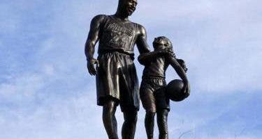 Lakers revelan fecha en que se desvelará estatua de Kobe Bryant e hija