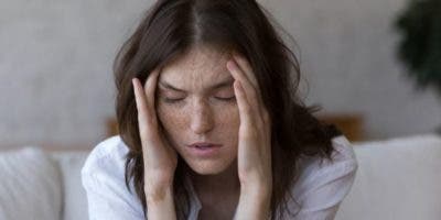 ¿Por qué las mujeres tienen más y peores migrañas que los hombres?: así lo explica una neuróloga