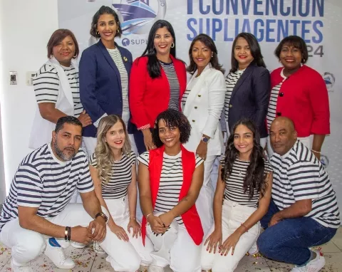 El equipo de Suplitur durante la celebración del evento aniversario.