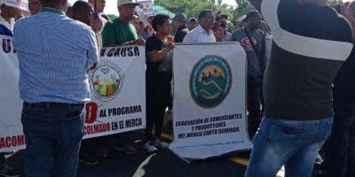 Comerciantes del Merca Santo Domingo protestan en contra del programa «Del campo al colmado»