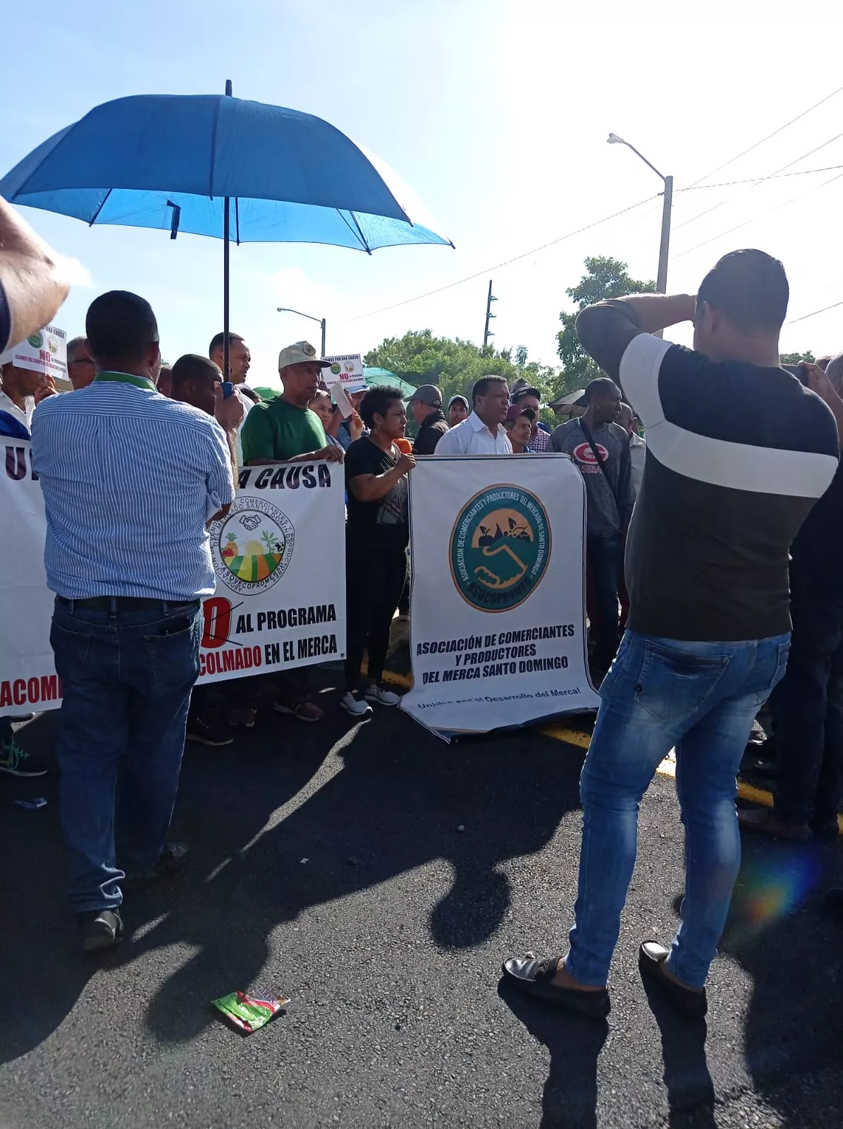 Comerciantes del Merca Santo Domingo protestan en contra del programa 