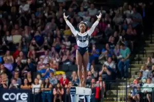 Simone Biles regresa dos años después con una victoria estelar