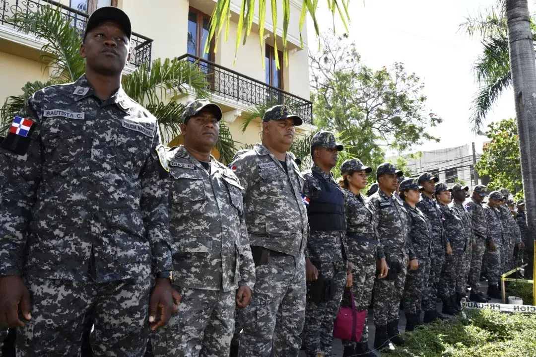 Cambiarán uniforme de la Policía; ahora vestirán de azul