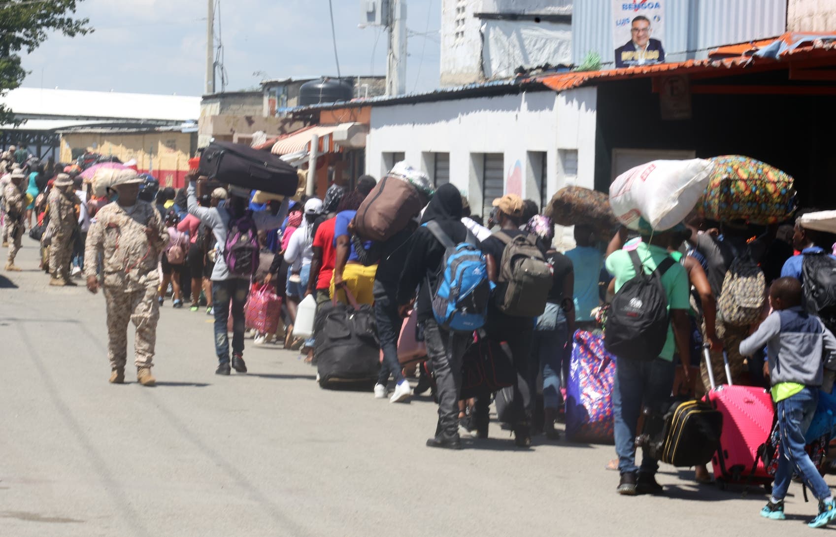 Haitianos siguen saliendo en masa hacia su país tras cierre de frontera