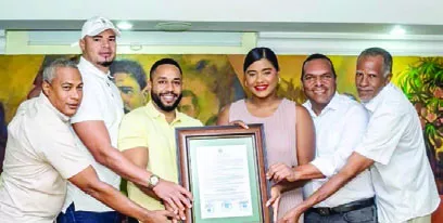 Isveny Pichardo recibe una distinción en Los Alcarrizos