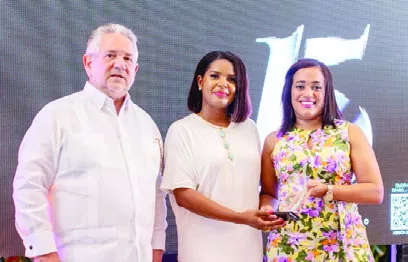 Roberto Henríquez, Mabel Andreiny y Mariet Espinal.