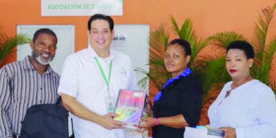 Santo Domingo Country Club dona al Café  Herrera