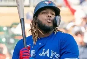 Vlad Jr. evita ser afectado por presión