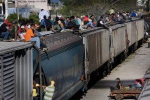 Migrantes usan  trenes de carga y salen de México