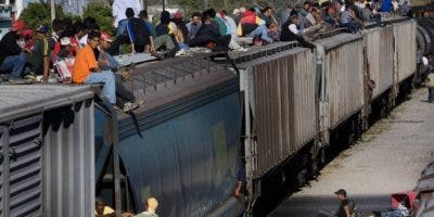 Migrantes usan  trenes de carga y salen de México