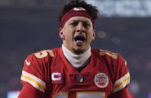 Mahomes firma 210 millones con los Chiefs de KC