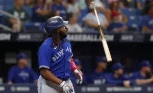 Guerrero Jr. conecta los vuelacercas 25 y 26