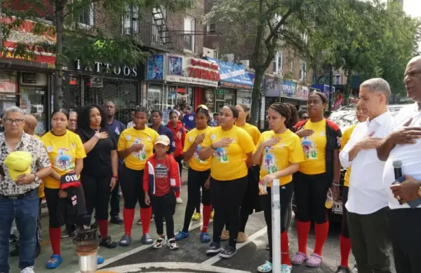 Atletas y organizadores  en la inauguración del evento.