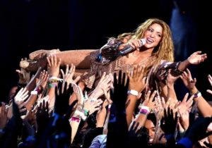 Shakira se luce en los premios VMAs