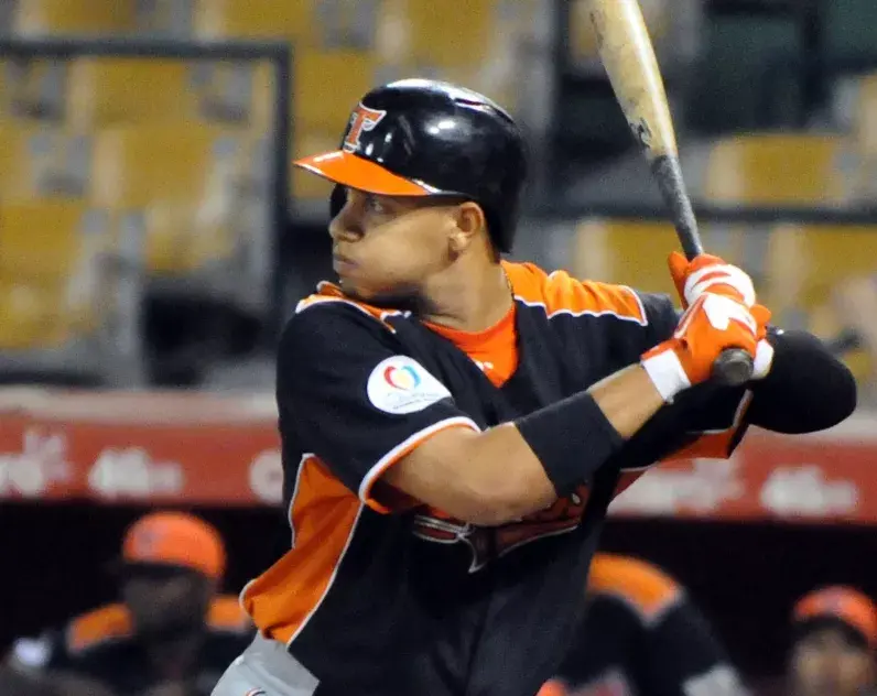 Adames guía  triunfo Pericos por la corona