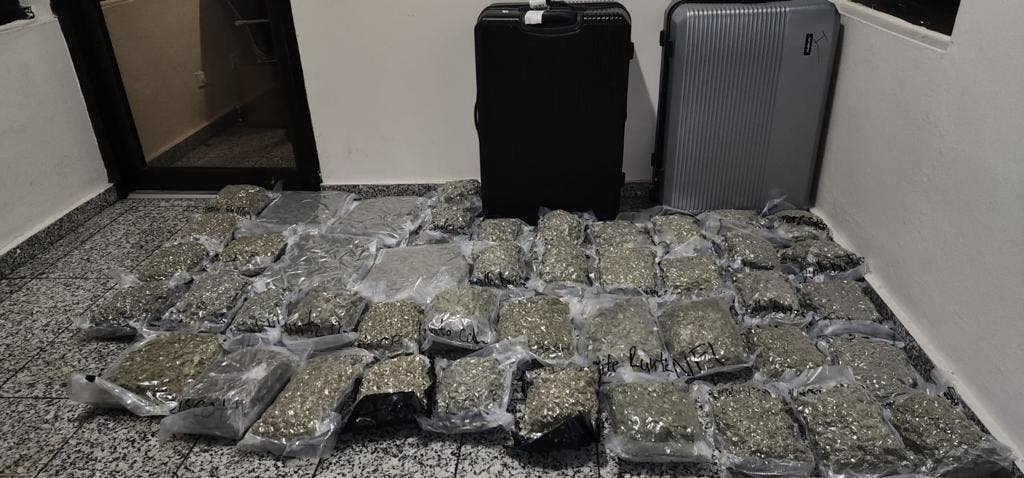 Autoridades detienen a mujer con 45 paquetes de marihuana y otras sustancias en el AILA