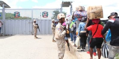 Funcionarios dominicanos y de Haití buscaban ayer una salida al conflicto