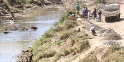 Haitianos extraen arena de río Masacre
