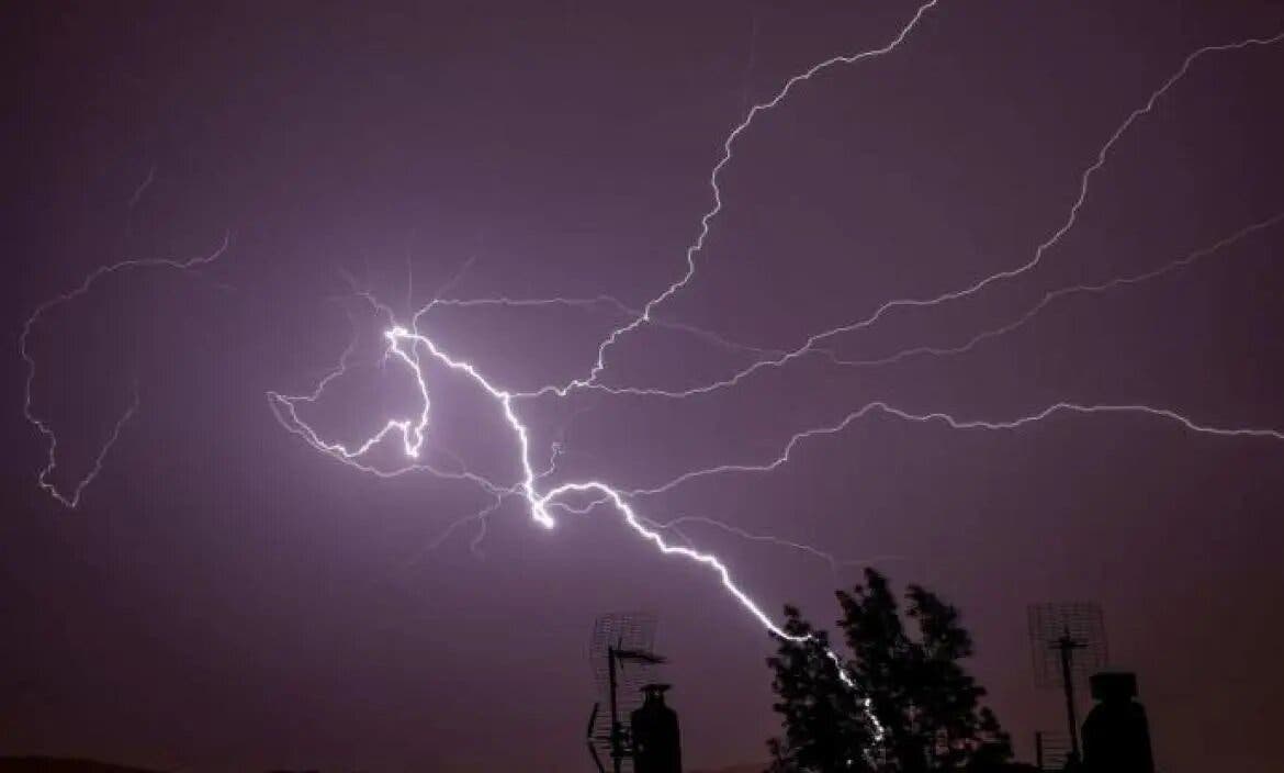 Meteorología mantiene alerta cuatro provincias por descargas eléctricas
