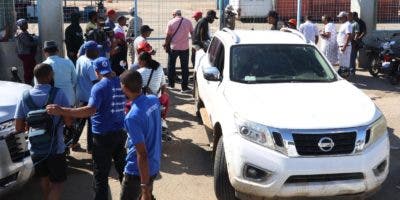 Cientos inmigrantes haitianos retorna a su país descontentos tras el cierre de la frontera